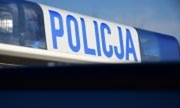 napis policja na sygnalizatorze świetlnym na dachu radiowozu policyjnego