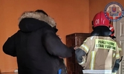 strażak i funkcjonariusz policji w mieszkaniu mężczyzny, który palił śmieci w piecu