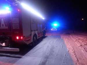 wóz strażacki stoi na zaśnieżonej drodze