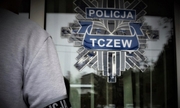 gwiazda policyjna z napisem Policja Tczew na szklanych drzwiach