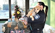 Policjantka trzyma na rękach psa