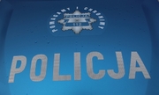 napis Policja i logo Pomagamy i chronimy na masce radiowozu policyjnego
