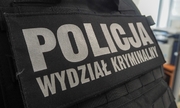 napis na plecach policjanta: Policja Wydział Kryminalny