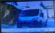 biały bus widoczny na ekranie policyjnego wideorejestratora