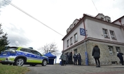 budynek Posterunku Policji w Goleszowie, obok budynku policjanci i inne osoby biorące udział w uroczystości jego otwarcia. Po prawej stronie radiowóz policyjny