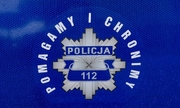 Logo Pomagamy i chronimy na drzwiach radiowozu policyjnego.
