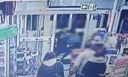 Zdjęcie z monitoringu. Dwóch mężczyzn bije się w wejściu do sklepu