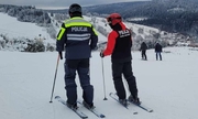 dwaj policjanci na nartach