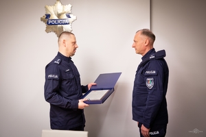 Komendant Główny Policji gratuluje policjantowi