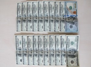 gotówka w banknotach dolarów amerykańskich rozłożona na biurku