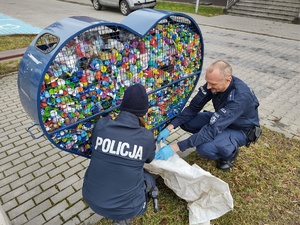 Policjanci wyciągają nakrętki z metalowego serca