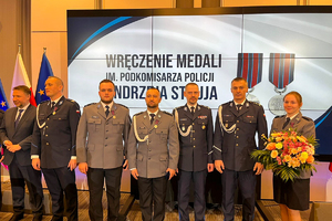 Zdjęcie Komendantów z wyróżnionymi policjantami
