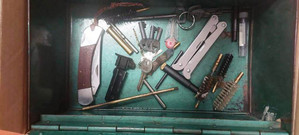 Noże i elementy do czyszczenia broni położone na stole