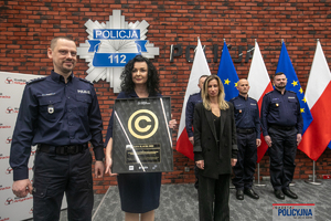Na pierwszym planie Komendant Główny Policji, obok prezes stowarzyszenia Sygnał i aktorka Magdalena Schejbal