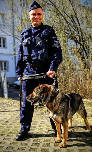 przewodnik ze swoim psem policyjnym