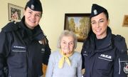 dwie umundurowane policjantki ze starszą panią