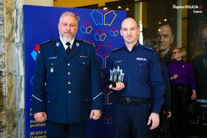 Zastępca Komendanta Miejskiego Policji w Zabrzu wraz z nagrodzonym policjantem