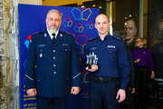 Zastępca Komendanta Miejskiego Policji w Zabrzu wraz z nagrodzonym policjantem