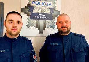 Dwóch policjantów, na ścianie gwiazda policyjna z napisem policja Rawa Mazowiecka
