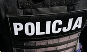 napis Policja na mundurze policjanta