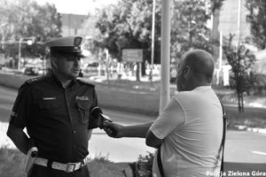 policjant wypowiada się do radia. zdjęcie czarno-białe
