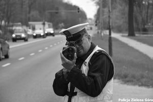 policjant mierzy prędkość, zdjęcie czarno-białe