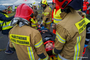 strażacy udzielają pomocy poszkodowanym