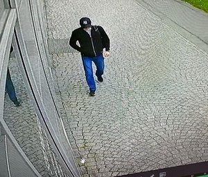 Stopklatka z nagrania monitoringu przedstawia idącego mężczyznę