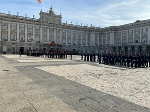 uczestnicy uroczystości na Dziedzińcu Pałacu Królewskiego