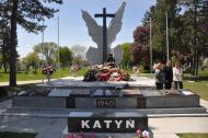 Pod Pomnikiem Ofiar Katynia