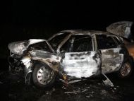 Świadkowie wypadku wyciągnęli z płonącego auta pięcioro młodych ludzi (źr. KWP Bydgoszcz)