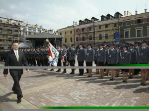 Minister SWiA Janusz Kaczmarek przed frontem pododdziałów Policji