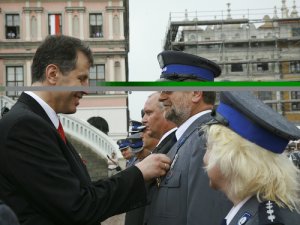 Szef Biura Bezpieczeństwa Narodowego Władysław Stasiak wręcza odznaczenia wyróżnionym policjantom