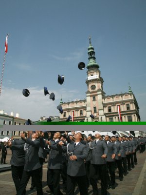 Tradycyjne podrzucanie czapek przez nowo mianowanych oficerów