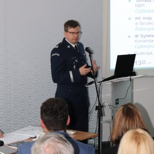 Komendant Wojewódzki Policji w Szczecinie podczas przemówienia