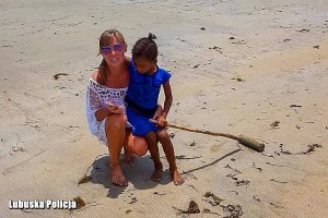 kobieta i dziewczynka z Afryki na plaży