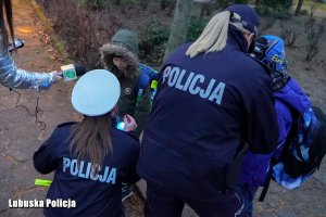 policjantki wręczają dzieciom odblaski