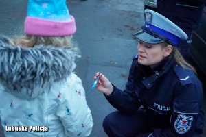 policjantka rozmawia z dzieckiem