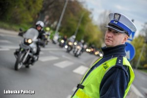 policjant i jadące motocykle