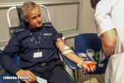 policjant oddaje krew