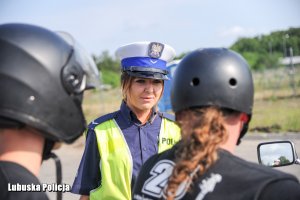 policjantka rozmawia z motocyklistą