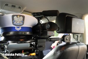 kamera i policyjna czapka