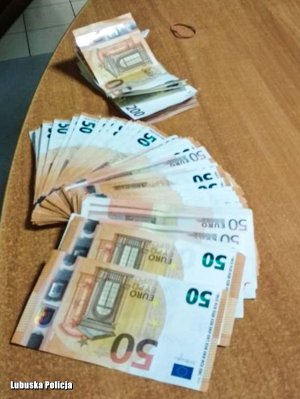Banknoty euro rozłożone na stole.