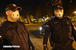 policjanci w maskach podczas patrolu