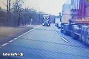 samochód ciężarowy z włączonymi światłami drogowymi