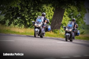 policjanci jadą na motocyklach