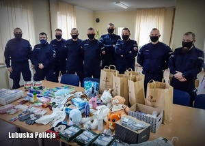 Policjanci stojący przy zbiórce żywności dla uchodźców z Ukrainy.