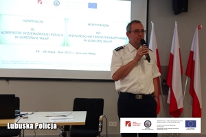niemiecki policjant przemawia przez mikrofon