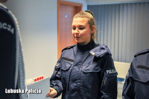 policjantka przyjmuje gratulacje i powitanie w gronie Policji