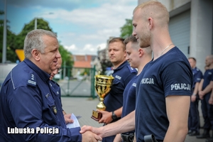 policjanci odbierają nagrodę